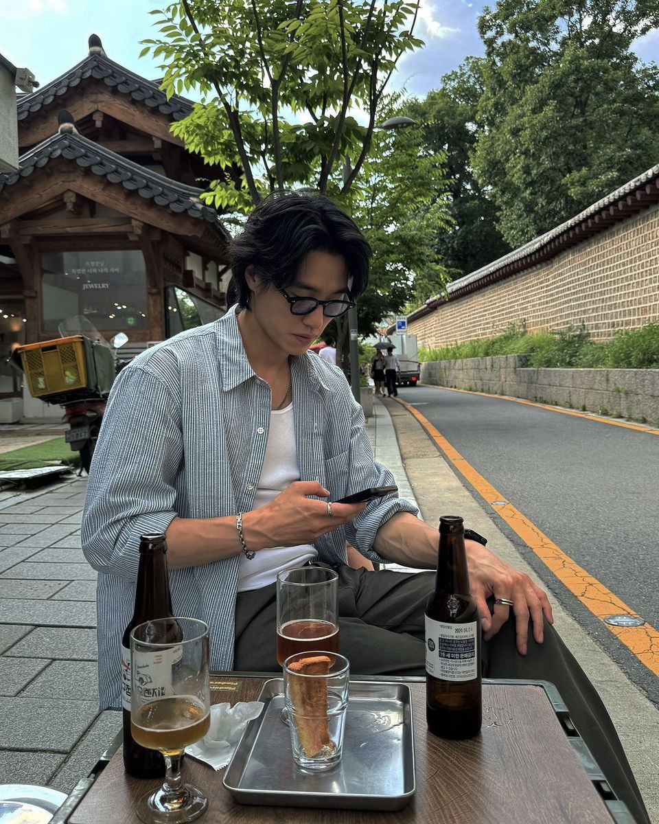 Đ&agrave;n &ocirc;ng 2025 kh&ocirc;ng kh&oacute;c ở qu&aacute;n nhậu, họ kh&oacute;c khi AI n&oacute;i &ldquo;T&ocirc;i hiểu cảm gi&aacute;c của bạn&rdquo;- Ảnh 1.