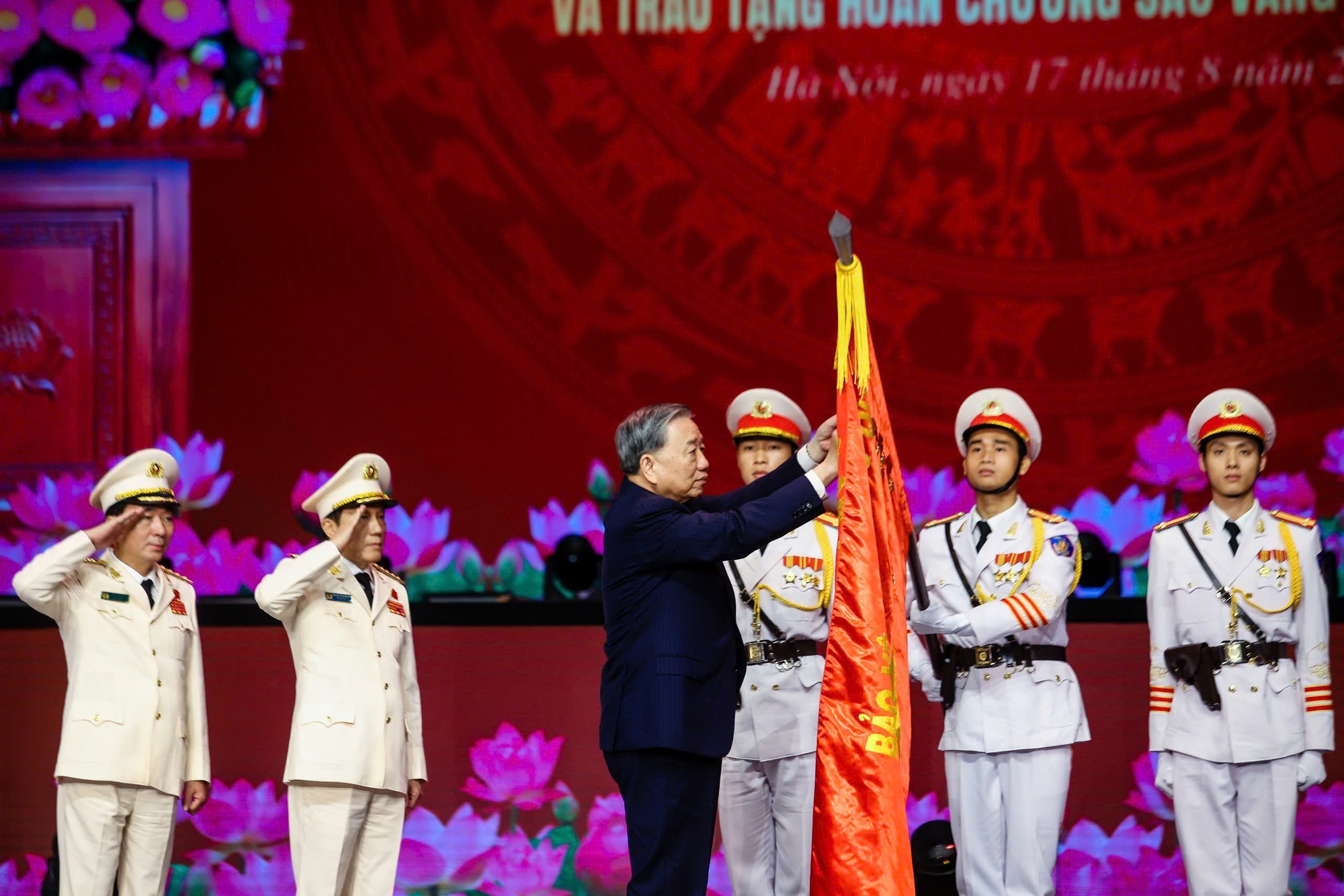 Tổng Bí thư Tô Lâm trao Huân chương Sao Vàng lần thứ 5 cho lực lượng Công an nhân dân - Ảnh 1. Tổng Bí thư Tô Lâm trao Huân chương Sao Vàng lần thứ 5 cho lực lượng Công an nhân dân - Ảnh 1.
