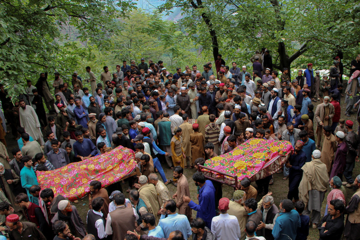 Cảnh kinh ho&agrave;ng sau trận lũ qu&eacute;t khiến 300 người chết ở Pakistan- Ảnh 2.