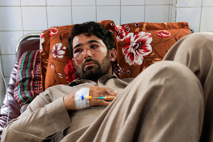 Cảnh kinh ho&agrave;ng sau trận lũ qu&eacute;t khiến 300 người chết ở Pakistan- Ảnh 6.