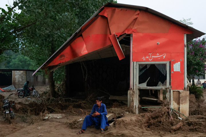 Cảnh kinh ho&agrave;ng sau trận lũ qu&eacute;t khiến 300 người chết ở Pakistan- Ảnh 3.