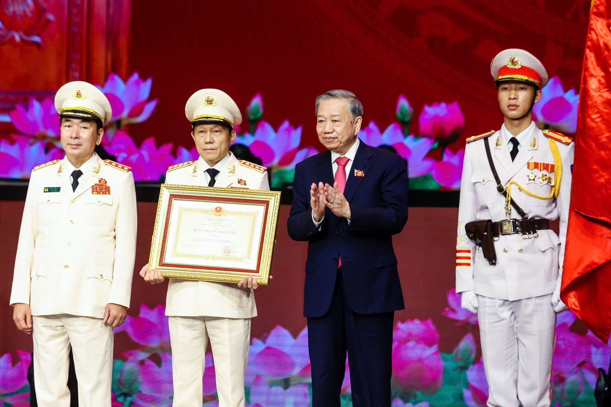 Tổng Bí thư Tô Lâm trao Huân chương Sao Vàng lần thứ 5 cho lực lượng Công an nhân dân - Ảnh 3. Tổng Bí thư Tô Lâm trao Huân chương Sao Vàng lần thứ 5 cho lực lượng Công an nhân dân - Ảnh 3.