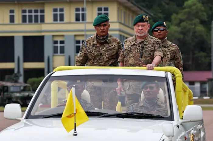 Quốc vương Malaysia: "Đừng mua quan t&agrave;i bay" - Ảnh 1.