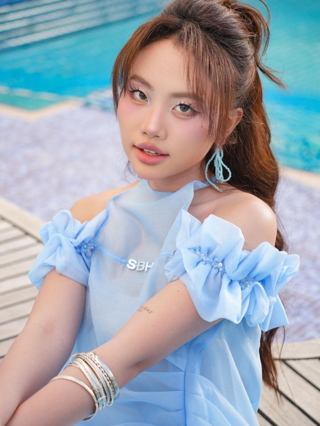 Nhan sắc ca sĩ 10 tuổi nổi tiếng, 22 tuổi được đề cử giải thưởng Gương mặt trẻ Việt Nam tiêu biểu - Ảnh 1.