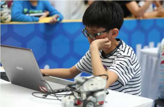 Trẻ mầm non học coding và vẽ 3D: Thiên tài hay áp lực từ cha mẹ? - Ảnh 1. Trẻ mầm non học coding và vẽ 3D: Thiên tài hay áp lực từ cha mẹ? - Ảnh 1.