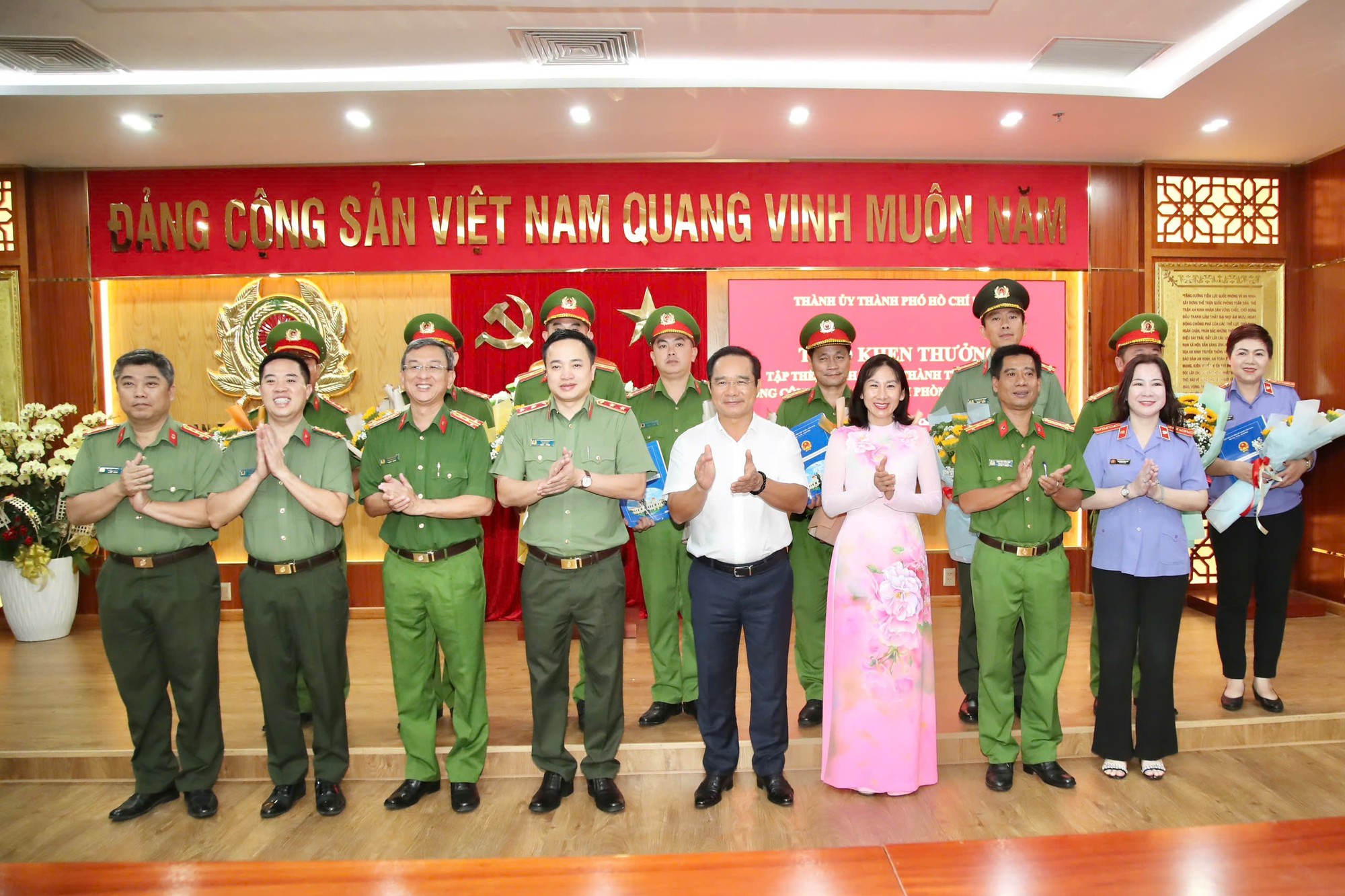 Công an TP HCM bắt giữ ông trùm đường dây cờ bạc 20 . 000 Tỉ đồng - Ảnh 4.