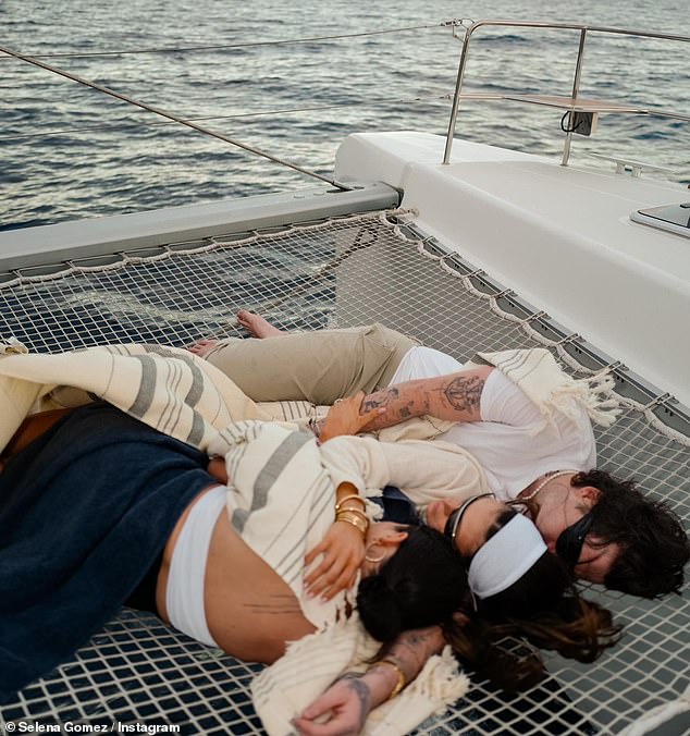 Sự thật về tin đồn "nghỉ chơi" giữa vợ chồng con cả nhà Beckham và Selena Gomez - Ảnh 4. Sự thật về tin đồn "nghỉ chơi" giữa vợ chồng con cả nhà Beckham và Selena Gomez - Ảnh 4.