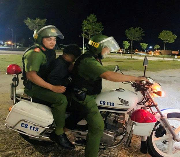 Cảnh Sát Đưa Thiếu Niên 14 Tuổi Đi Cấp Cứu Sau Khi Hút Thuốc Lá Từ Người Lạ 1 E2Ea7C6A1E599607Cf48 1755474436876 1755474437044848578362