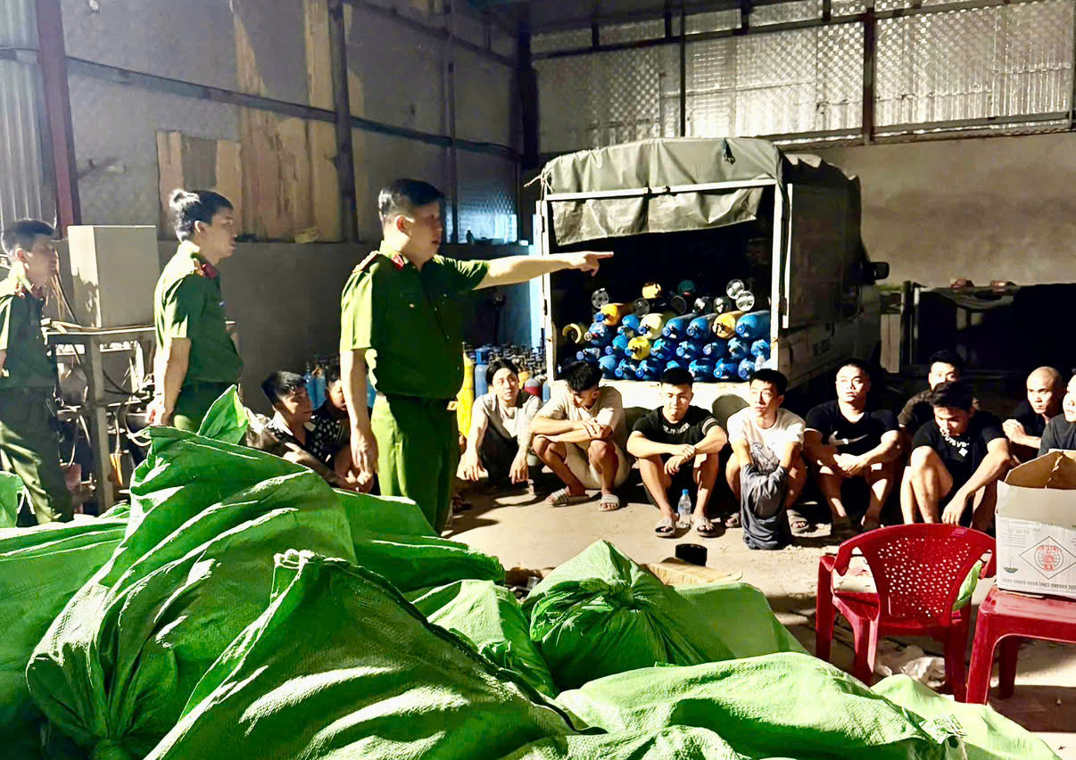 Triệt phá đường dây mua bán "khí cười" số lượng lớn, tạm giữ 18 đối tượng- Ảnh 1.