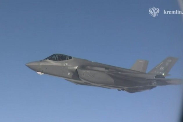 Cuộc gặp giữa Tổng thống Trump và Putin: F - 22 Raptor cất cánh từ Căn cứ Elmendorf - Ảnh 1.