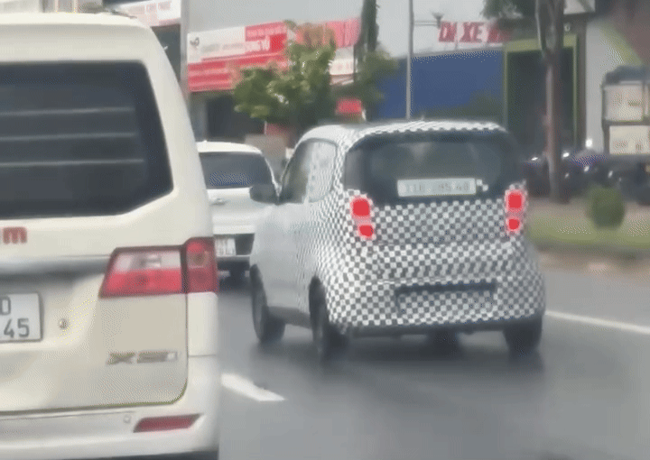 VinFast Minio Green bị bắt gặp đang ‘bon bon’ trên phố: Xe nhỏ nhưng dáng cao, để lộ chi tiết không đề cập trong bảng thông số - Ảnh 2.