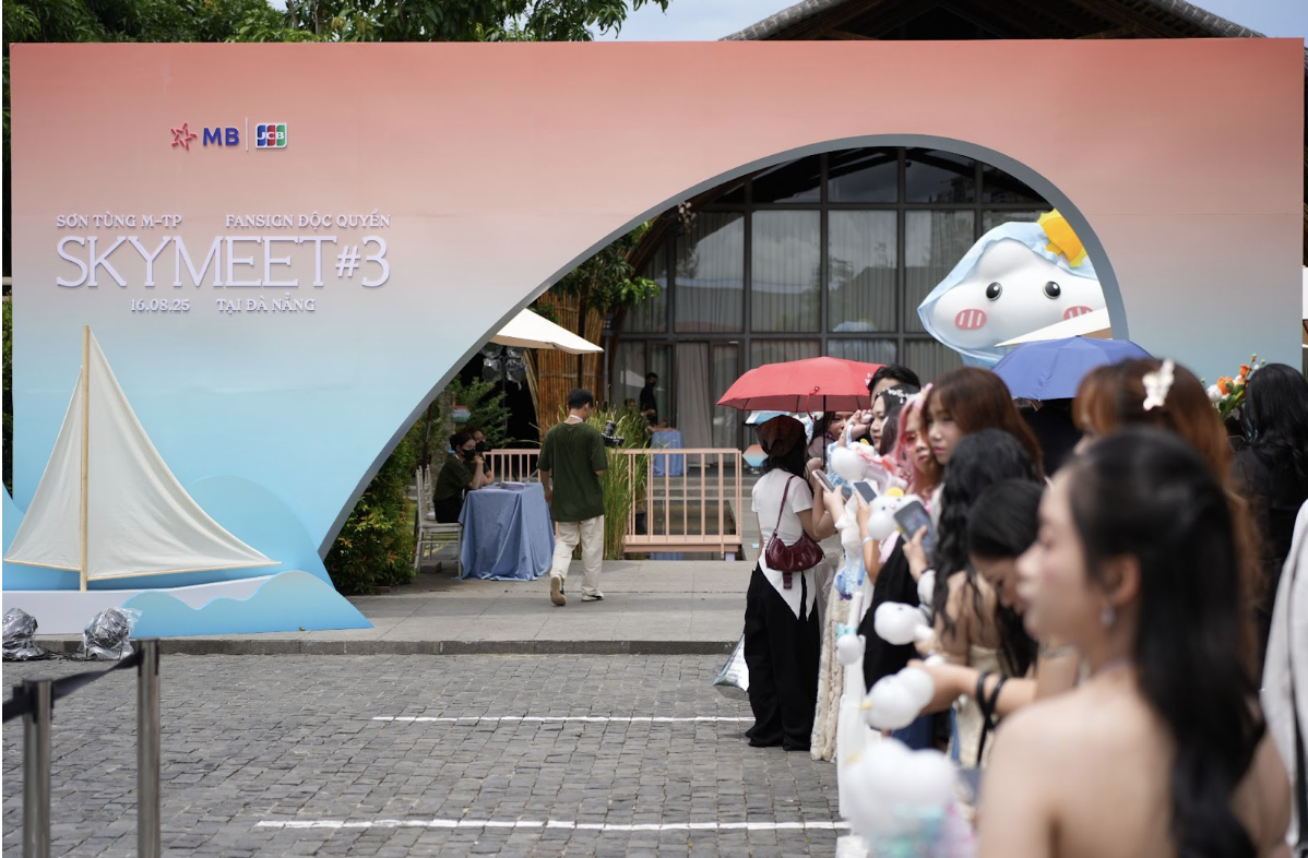 Khoảnh khắc hội ngộ bất ngờ với Sơn Tùng M - TP tại Đà Nẵng đầy cảm xúc - Ảnh 1.