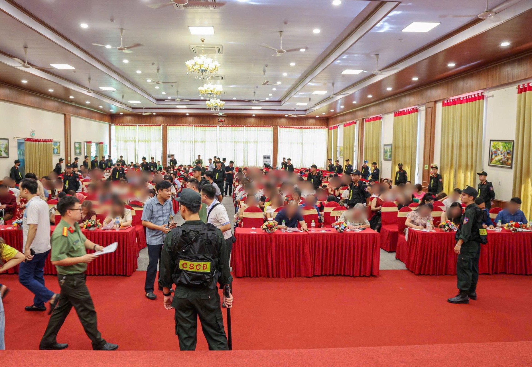 Hàng trăm cảnh sát ập vào phá đường dây kinh doanh đa cấp đang lôi kéo 200 người dự "hội thảo"- Ảnh 1. Hàng trăm cảnh sát ập vào phá đường dây kinh doanh đa cấp đang lôi kéo 200 người dự "hội thảo"- Ảnh 1.