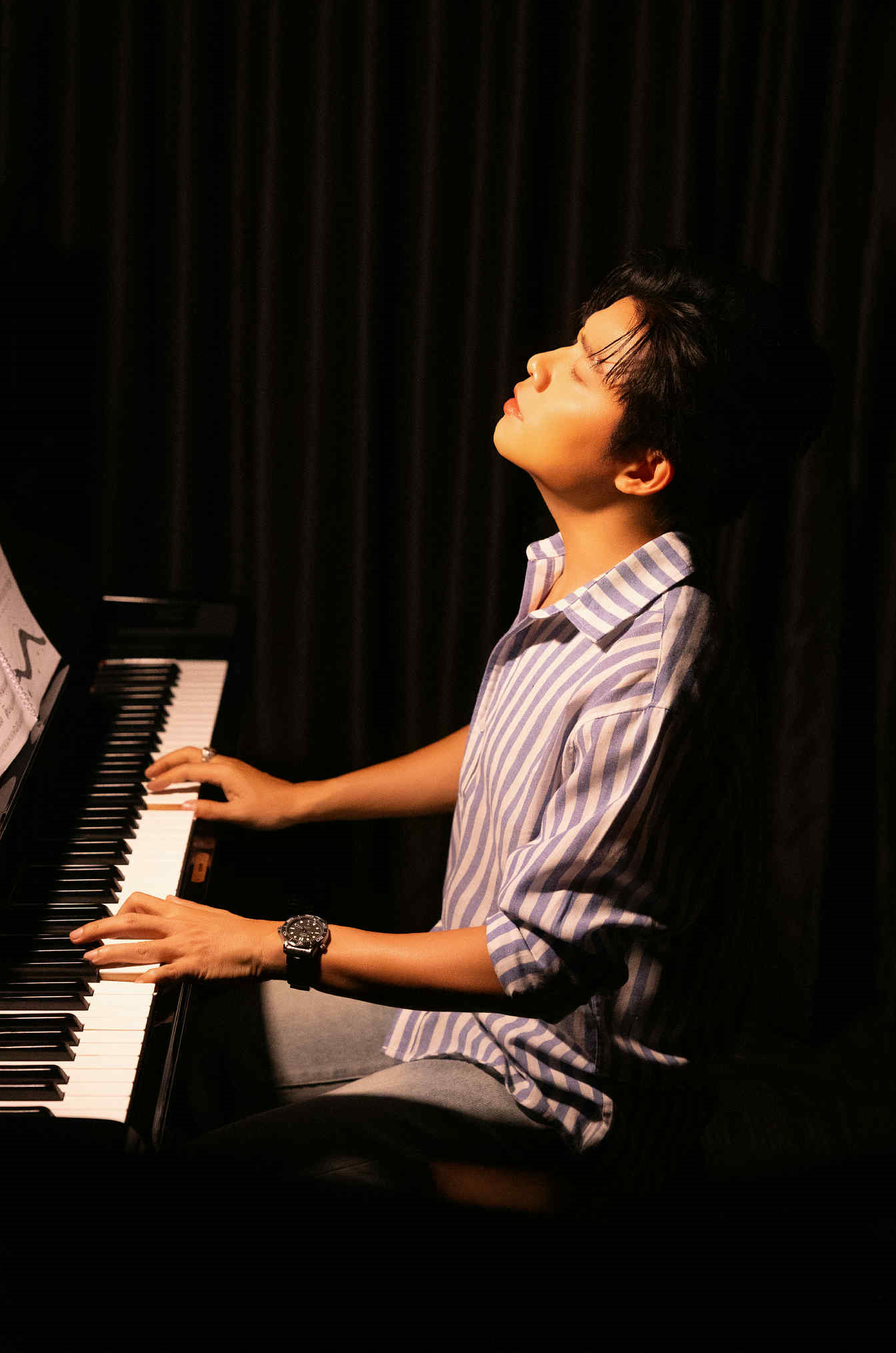 Nguyễn Văn Chung: “Tôi không viết những bài hát về quê hương đất nước với mong muốn top trending” - Ảnh 5. Nguyễn Văn Chung: “Tôi không viết những bài hát về quê hương đất nước với mong muốn top trending” - Ảnh 5.