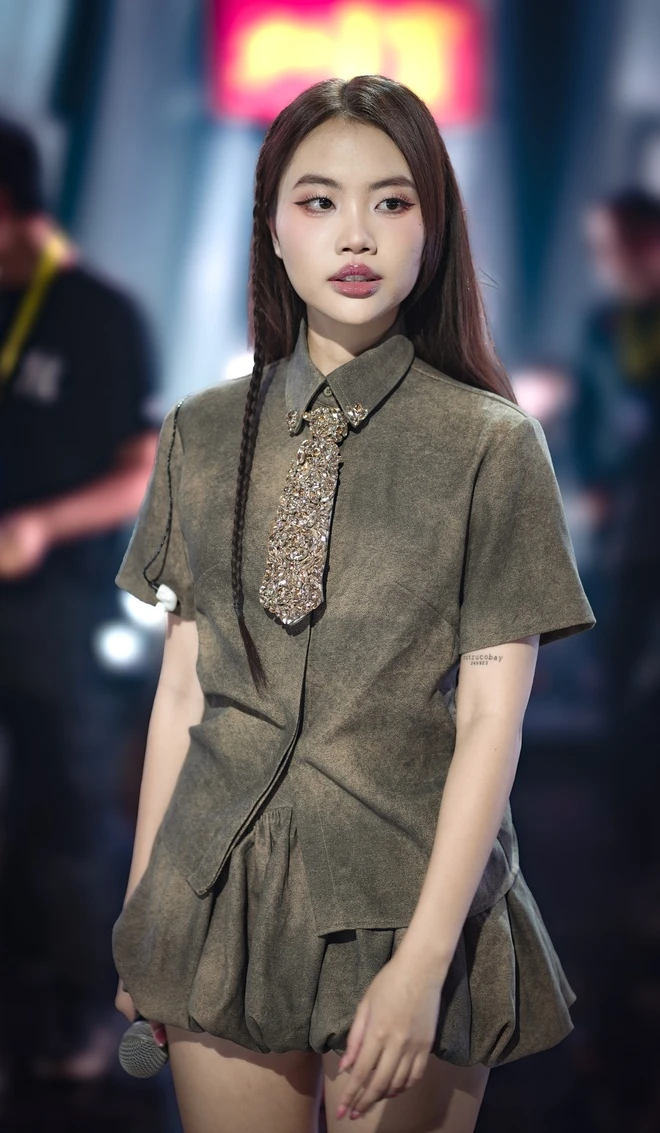 Nhan sắc ca sĩ 10 tuổi nổi tiếng, 22 tuổi được đề cử giải thưởng Gương mặt trẻ Việt Nam tiêu biểu - Ảnh 3.