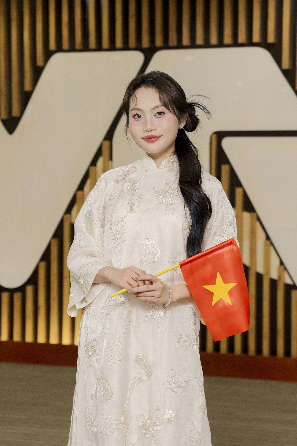 Nhan sắc ca sĩ 10 tuổi nổi tiếng, 22 tuổi được đề cử giải thưởng Gương mặt trẻ Việt Nam tiêu biểu - Ảnh 2.