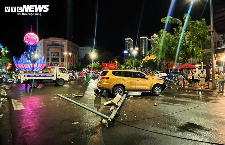 Ô tô 7 chỗ lao lên vỉa hè gây tai nạn giao thông ở Nha Trang làm ùn tắc đường - Ảnh 1.
