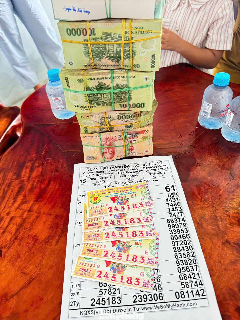 Vợ chồng trẻ trúng vé số đặc biệt sau khi ủng hộ người bán dạo - Ảnh 1.