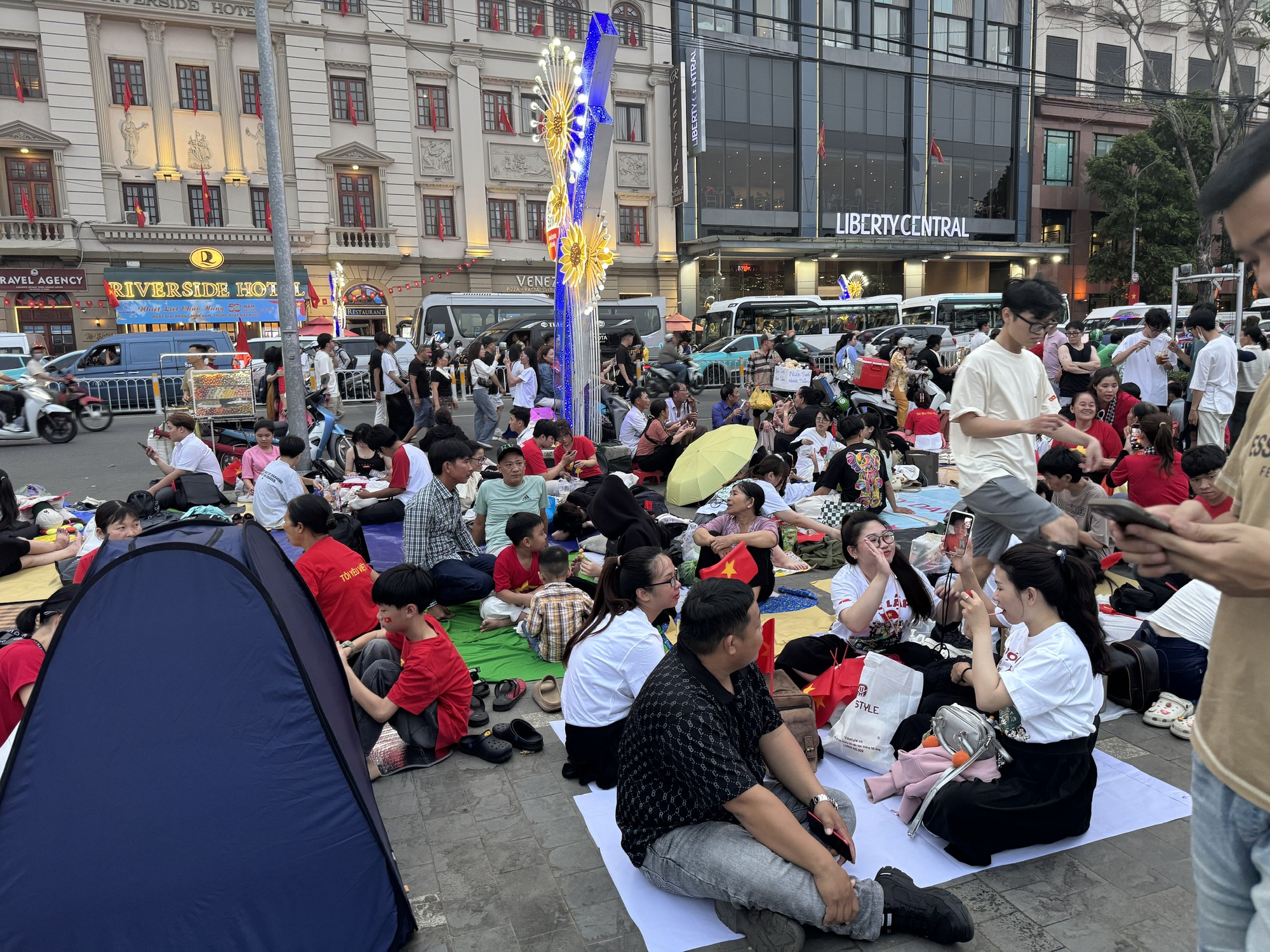 [CLIP] "5 thứ nhất định có, 1 thứ loại bỏ ngay" - Người từng đu A50 truyền bí kíp sống còn cho hội sắp đổ bộ A80 - Ảnh 3.