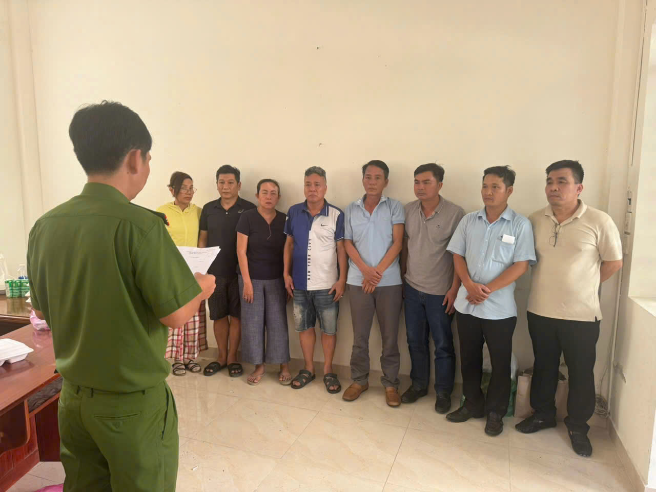 Triệt phá tụ điểm cờ bạc tinh vi dưới vỏ bọc gara ô tô tại Đà Nẵng - Ảnh 1. Triệt phá tụ điểm cờ bạc tinh vi dưới vỏ bọc gara ô tô tại Đà Nẵng - Ảnh 1.