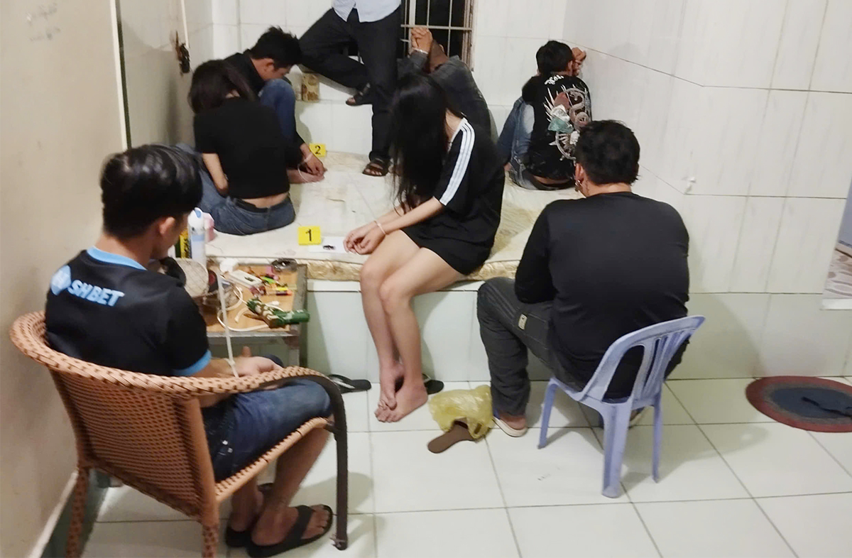 Bắt quả tang ma túy tại An Biên: 11 Nam nữ bị bắt trong phòng trọ - Ảnh 1.
