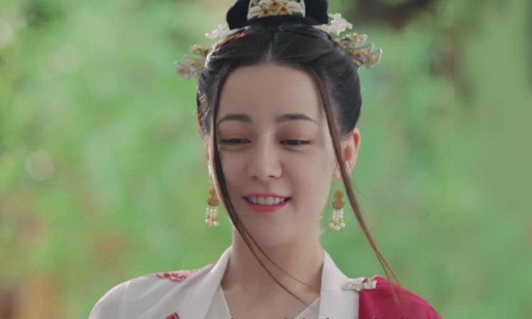 Lạ như Địch Lệ Nhiệt Ba: Đi sự kiện đẹp xuất sắc, lên màn ảnh nhạt nhòa đến khó tin- Ảnh 4. Lạ như Địch Lệ Nhiệt Ba: Đi sự kiện đẹp xuất sắc, lên màn ảnh nhạt nhòa đến khó tin- Ảnh 4.