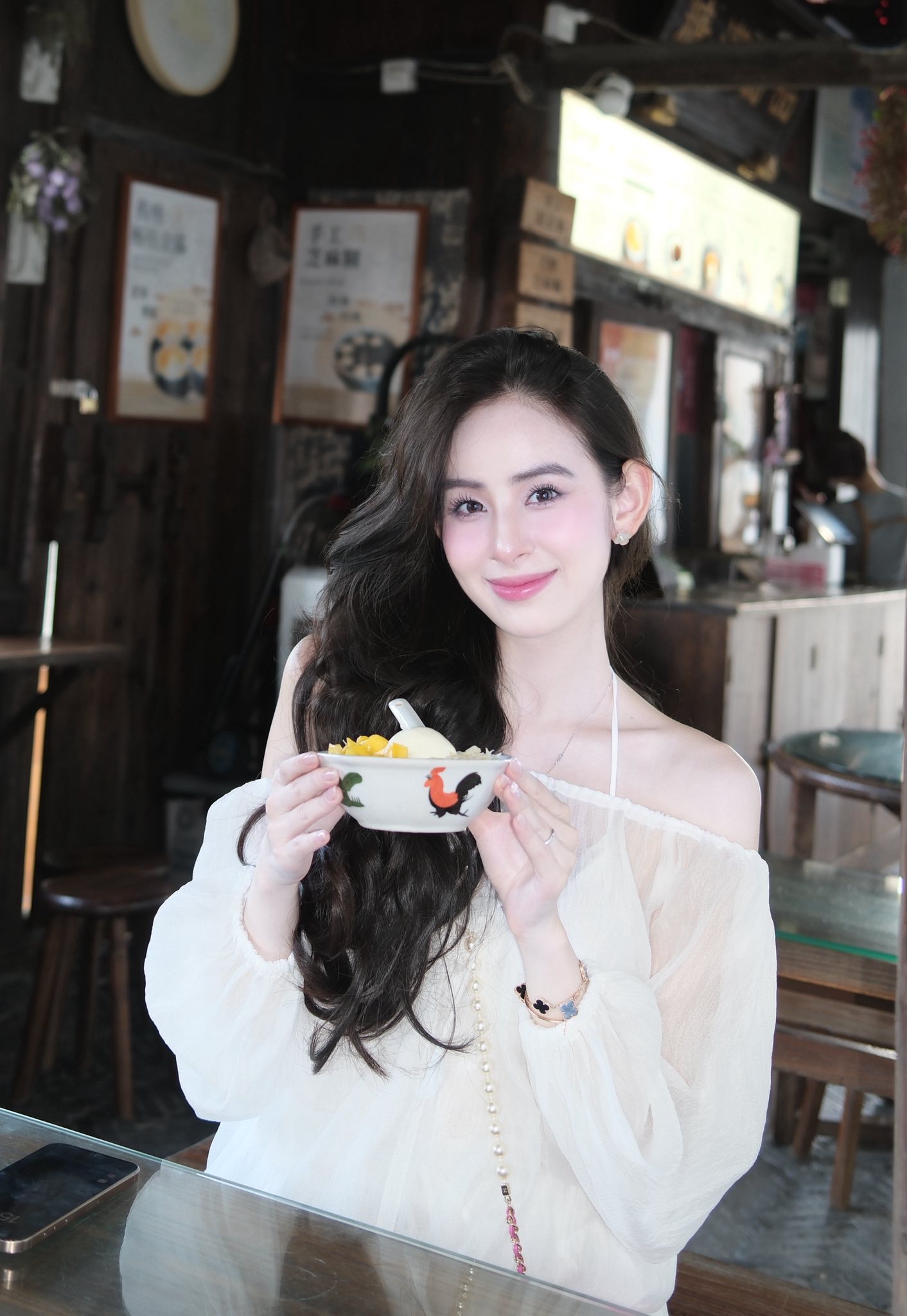 Bão táp của Hương Liên và nhãn dán "dâu hào môn" - Ảnh 1. Bão táp của Hương Liên và nhãn dán "dâu hào môn" - Ảnh 1.