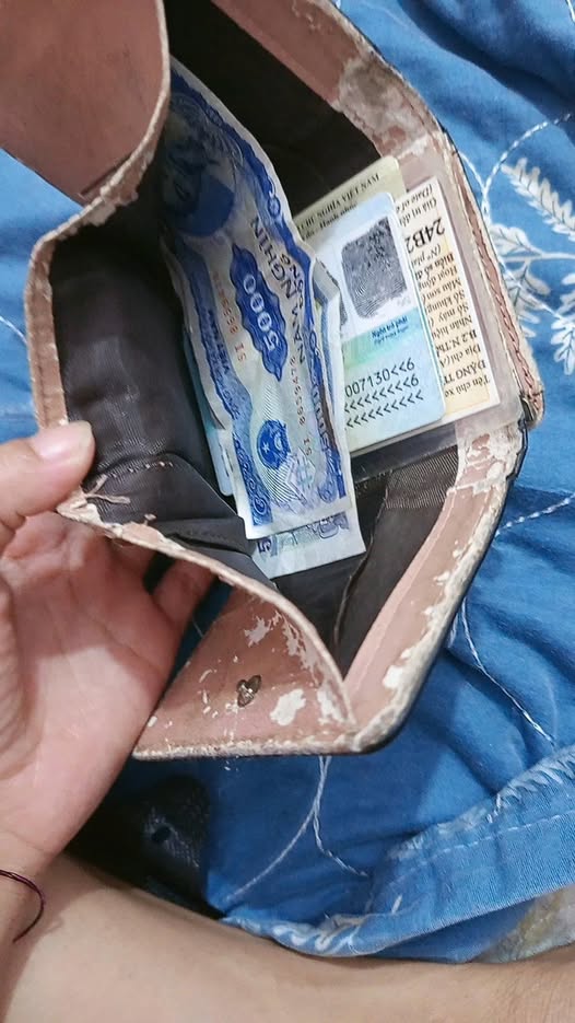 Bức ảnh chiếc v&iacute; r&aacute;ch với 2 tờ 5000 đồng phơi b&agrave;y &ldquo;mặt tối&rdquo; h&ocirc;n nh&acirc;n- Ảnh 1.