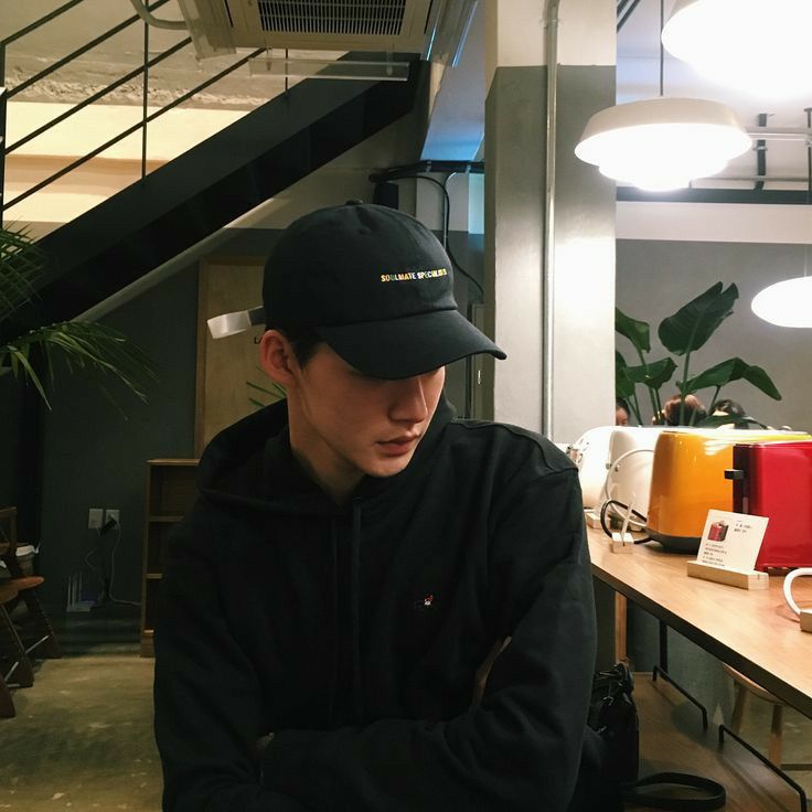 Bức ảnh chiếc v&iacute; r&aacute;ch với 2 tờ 5000 đồng phơi b&agrave;y &ldquo;mặt tối&rdquo; h&ocirc;n nh&acirc;n- Ảnh 2.