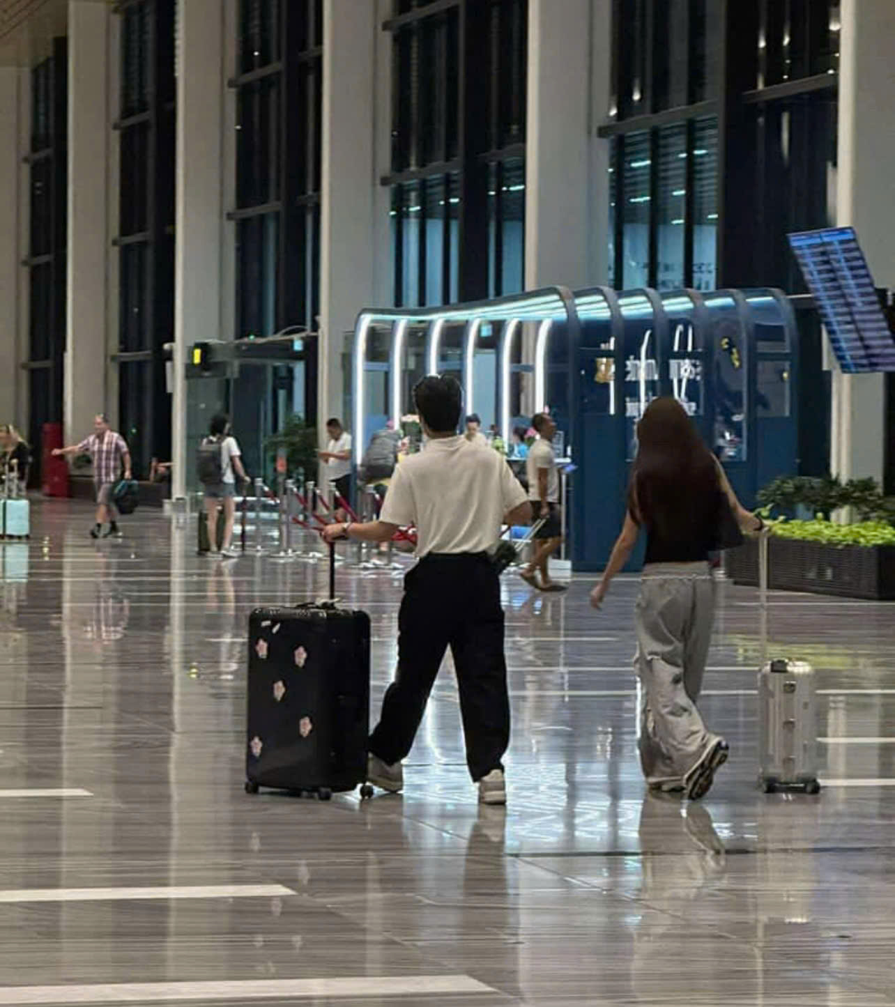 Không còn úp mở: Tăng Duy Tân - Bích Phương bị "tóm dính" kè kè bên nhau ở sân bay? - Ảnh 2.