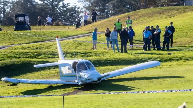 Khoảnh khắc máy bay rơi xuống sân golf gây hoảng loạn  - Ảnh 2.