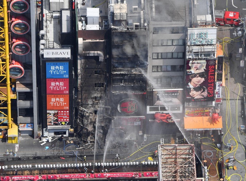 Cháy lớn tại Osaka: 2 Lính cứu hỏa thiệt mạng, nhiều người nhập viện - Ảnh 1.