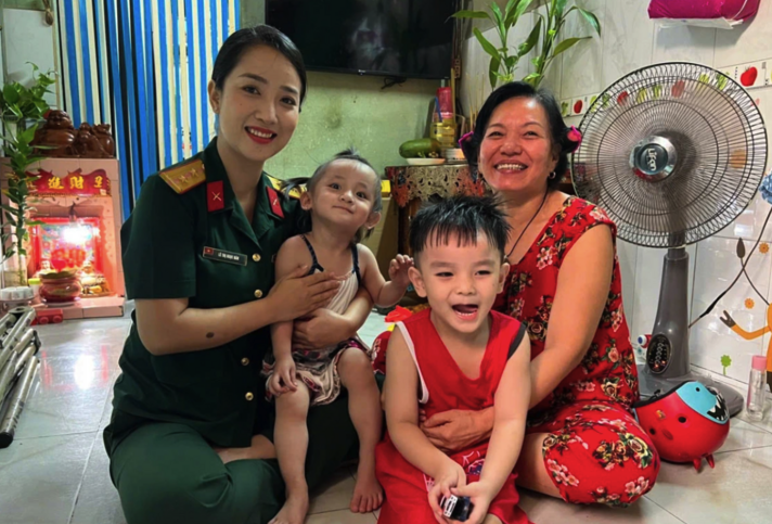 Vẻ đẹp nữ Thượng úy đảm nhận giọng miền Nam tại Đại lễ A80- Ảnh 4. Vẻ đẹp nữ Thượng úy đảm nhận giọng miền Nam tại Đại lễ A80- Ảnh 4.