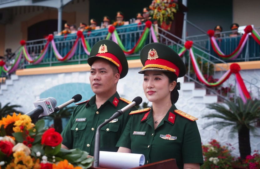 Vẻ đẹp nữ Thượng úy đảm nhận giọng miền Nam tại Đại lễ A80- Ảnh 2. Vẻ đẹp nữ Thượng úy đảm nhận giọng miền Nam tại Đại lễ A80- Ảnh 2.