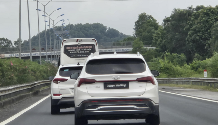 Truy tìm tài xế lật biển số ô tô ' Happy Wedding ' trên cao tốc Cầu Giẽ - Ninh Bình - Ảnh 1.