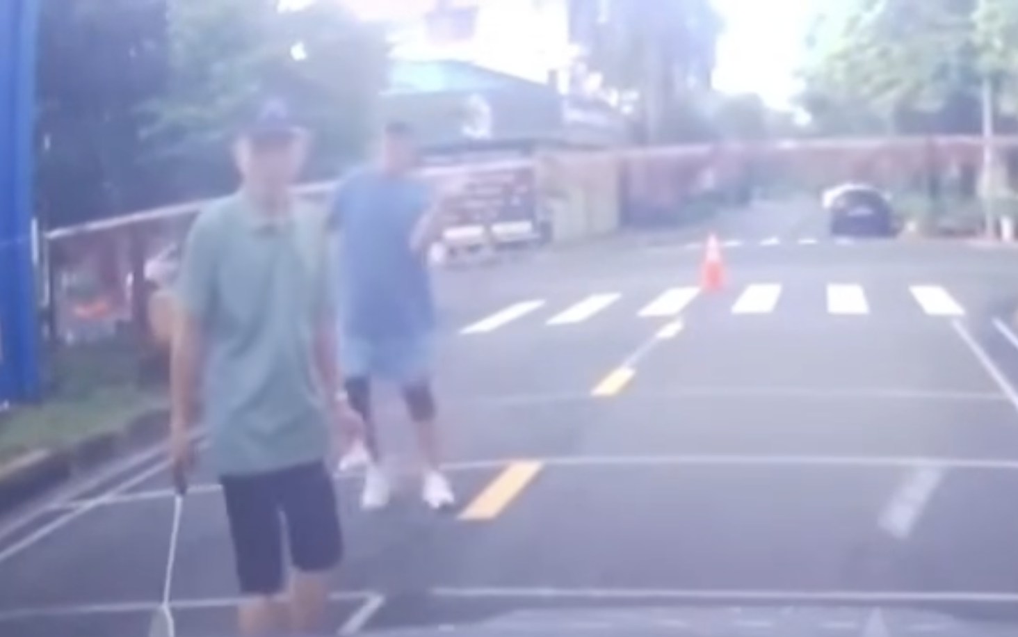 Nhóm người giăng lưới đánh cầu lông giữa đường ở TP HCM gây tranh cãi - Ảnh 1. Nhóm người giăng lưới đánh cầu lông giữa đường ở TP HCM gây tranh cãi - Ảnh 1.