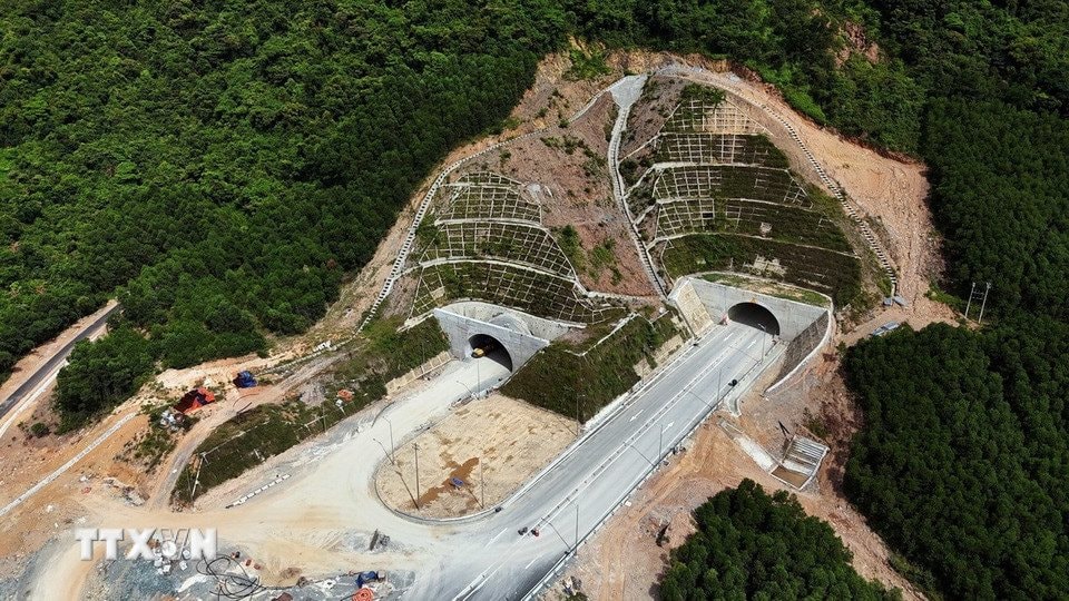 Từ ngày mai, một công trình hơn 12.000 tỷ đồng &quot;xuyên núi&quot; có 33 cây cầu của Việt Nam sẽ thông tuyến