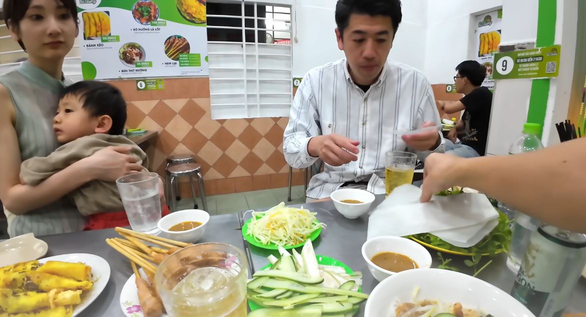 Khách Nhật Ngất Ngây Trước 1 Món Bánh Việt Nam, Thốt Lên “Thật Sự Rất Ngon, Cực Kỳ Thích” 1 Banh Xeo 1755499741500 1755499742377971786493