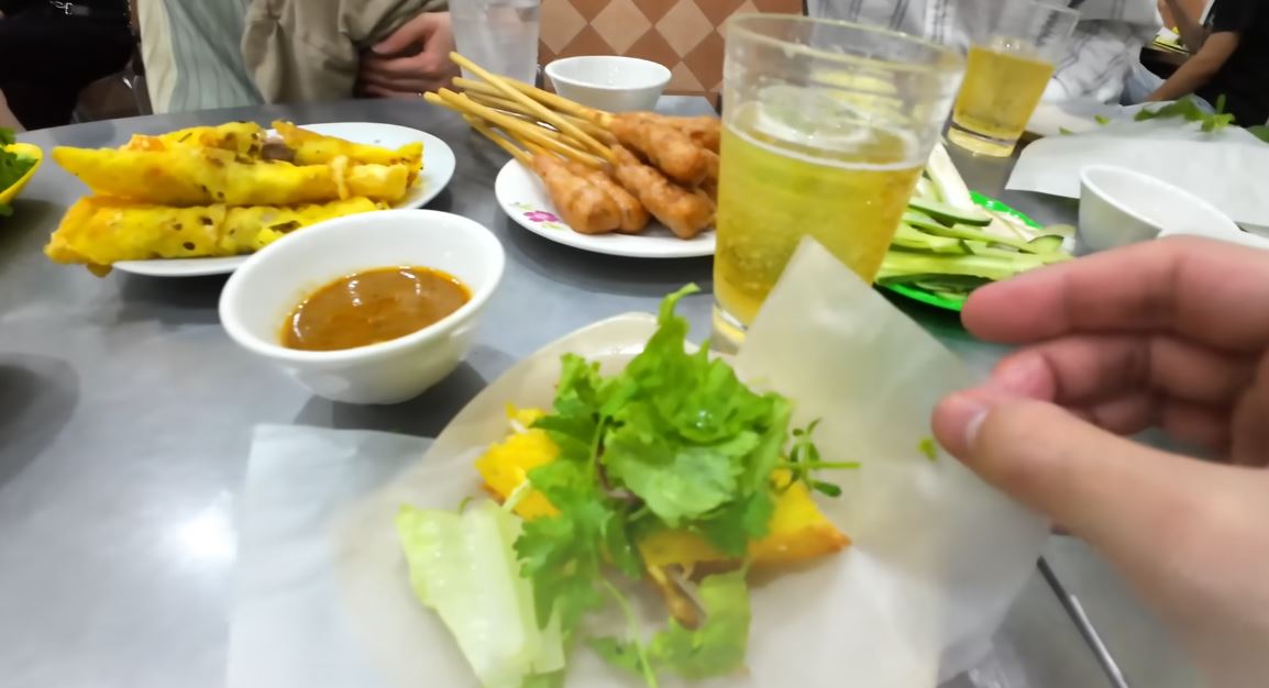 Khách Nhật Ngất Ngây Trước 1 Món Bánh Việt Nam, Thốt Lên “Thật Sự Rất Ngon, Cực Kỳ Thích” 2 Banh Xeo 2 1755499743125 17554997434301867953854