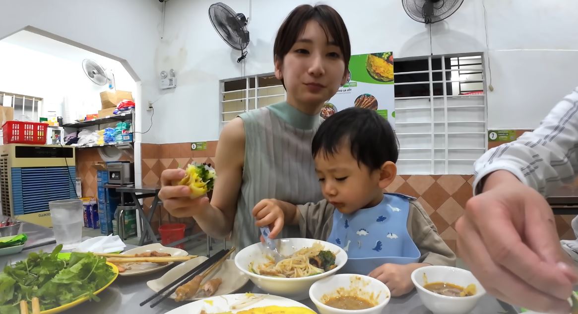 Khách Nhật Ngất Ngây Trước 1 Món Bánh Việt Nam, Thốt Lên “Thật Sự Rất Ngon, Cực Kỳ Thích” 4 Banh Xeo 3 1755499745841 17554997463292085691288