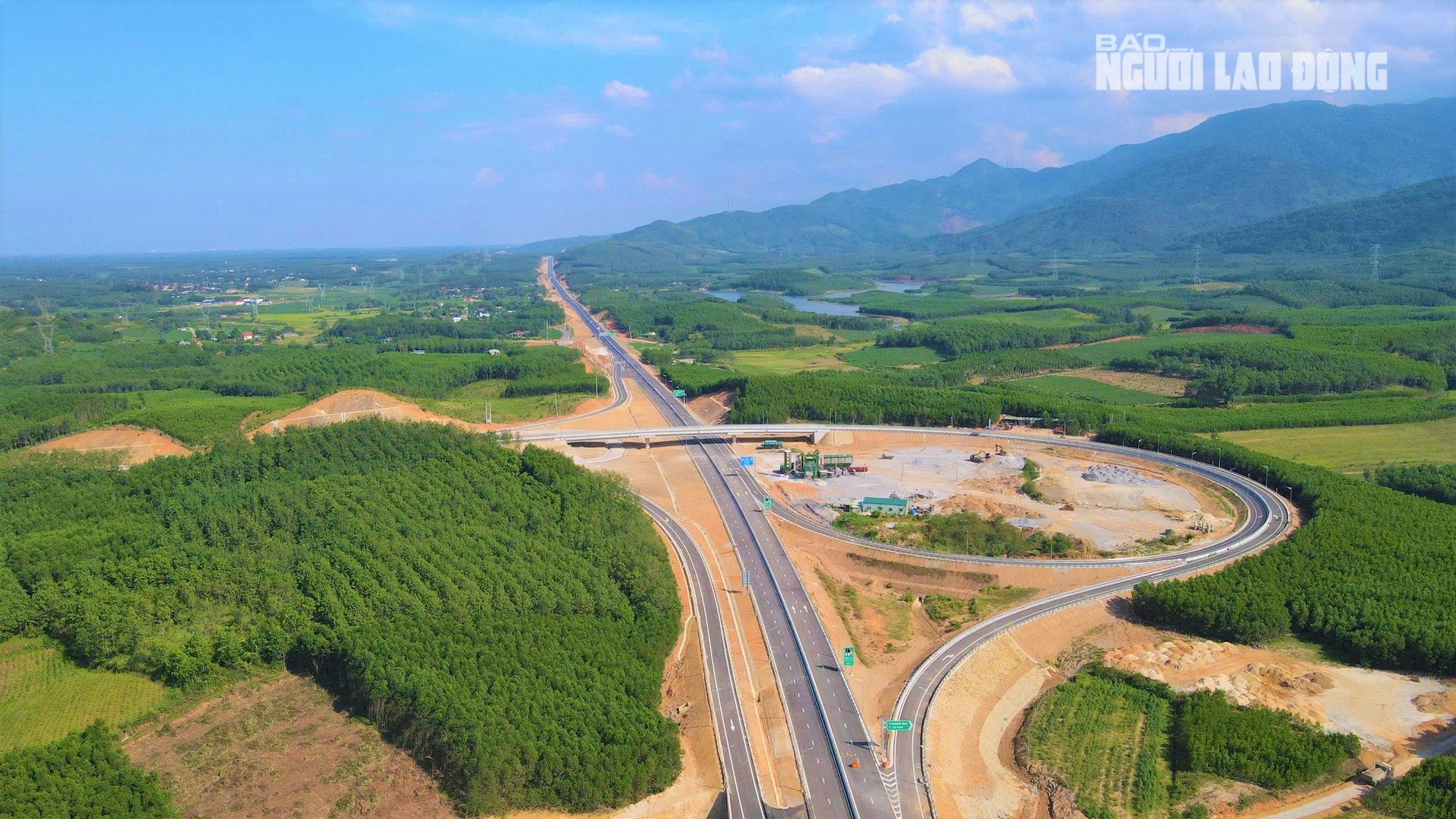 Ngắm đường cao tốc "xuyên núi, vượt sông" hơn 22.500 tỉ qua Quảng Trị trước giờ thông xe - Ảnh 1. Ngắm đường cao tốc "xuyên núi, vượt sông" hơn 22.500 tỉ qua Quảng Trị trước giờ thông xe - Ảnh 1.