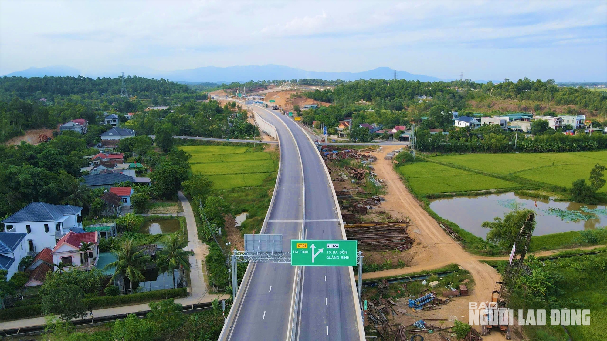 Ngắm đường cao tốc "xuyên núi, vượt sông" hơn 22.500 tỉ qua Quảng Trị trước giờ thông xe - Ảnh 8. Ngắm đường cao tốc "xuyên núi, vượt sông" hơn 22.500 tỉ qua Quảng Trị trước giờ thông xe - Ảnh 8.