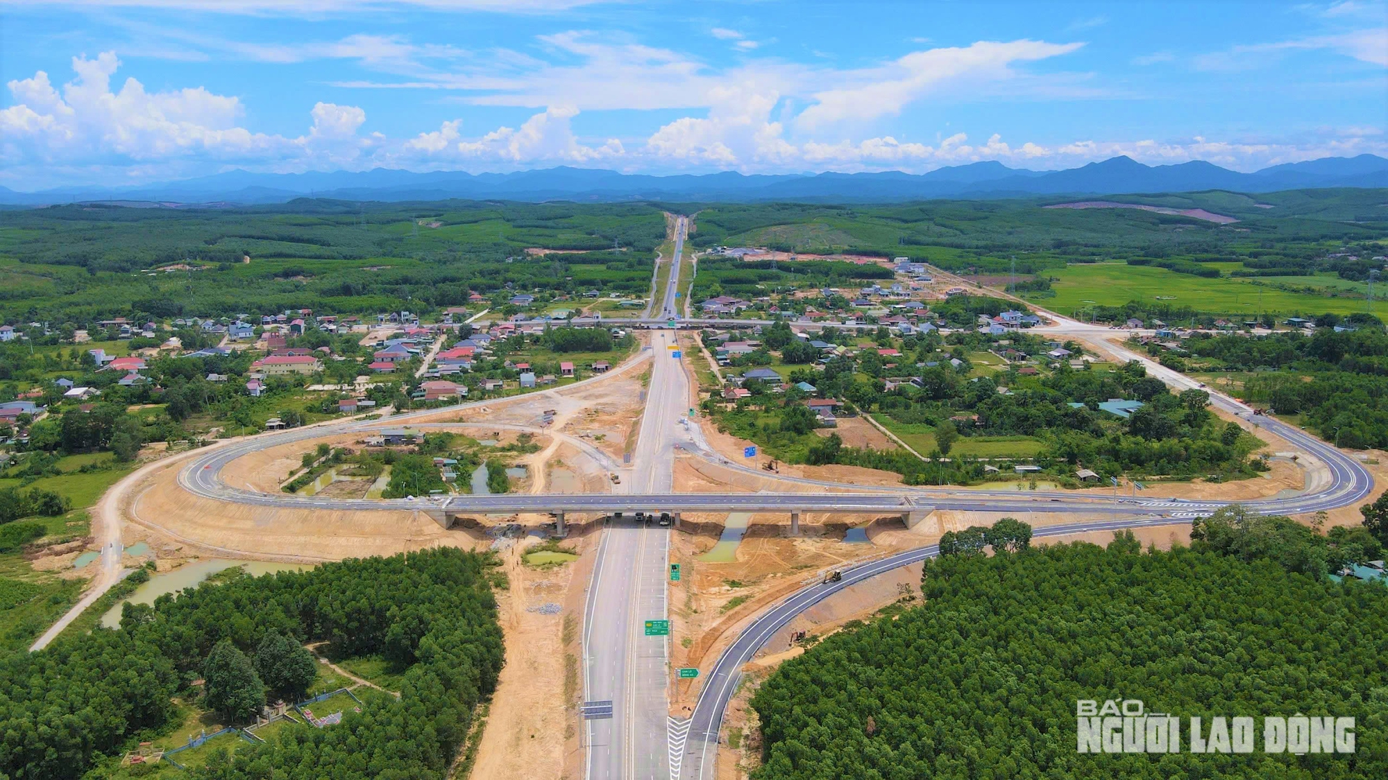 Ngắm đường cao tốc "xuyên núi, vượt sông" hơn 22.500 tỉ qua Quảng Trị trước giờ thông xe - Ảnh 14. Ngắm đường cao tốc "xuyên núi, vượt sông" hơn 22.500 tỉ qua Quảng Trị trước giờ thông xe - Ảnh 14.