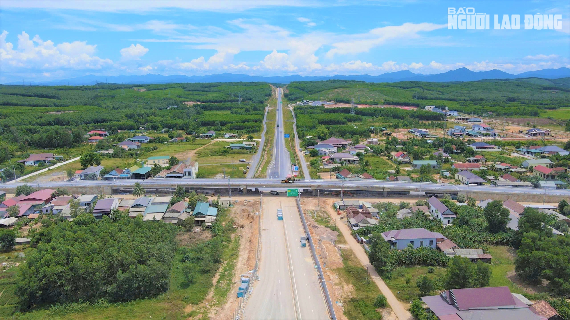 Ngắm đường cao tốc "xuyên núi, vượt sông" hơn 22.500 tỉ qua Quảng Trị trước giờ thông xe - Ảnh 15. Ngắm đường cao tốc "xuyên núi, vượt sông" hơn 22.500 tỉ qua Quảng Trị trước giờ thông xe - Ảnh 15.