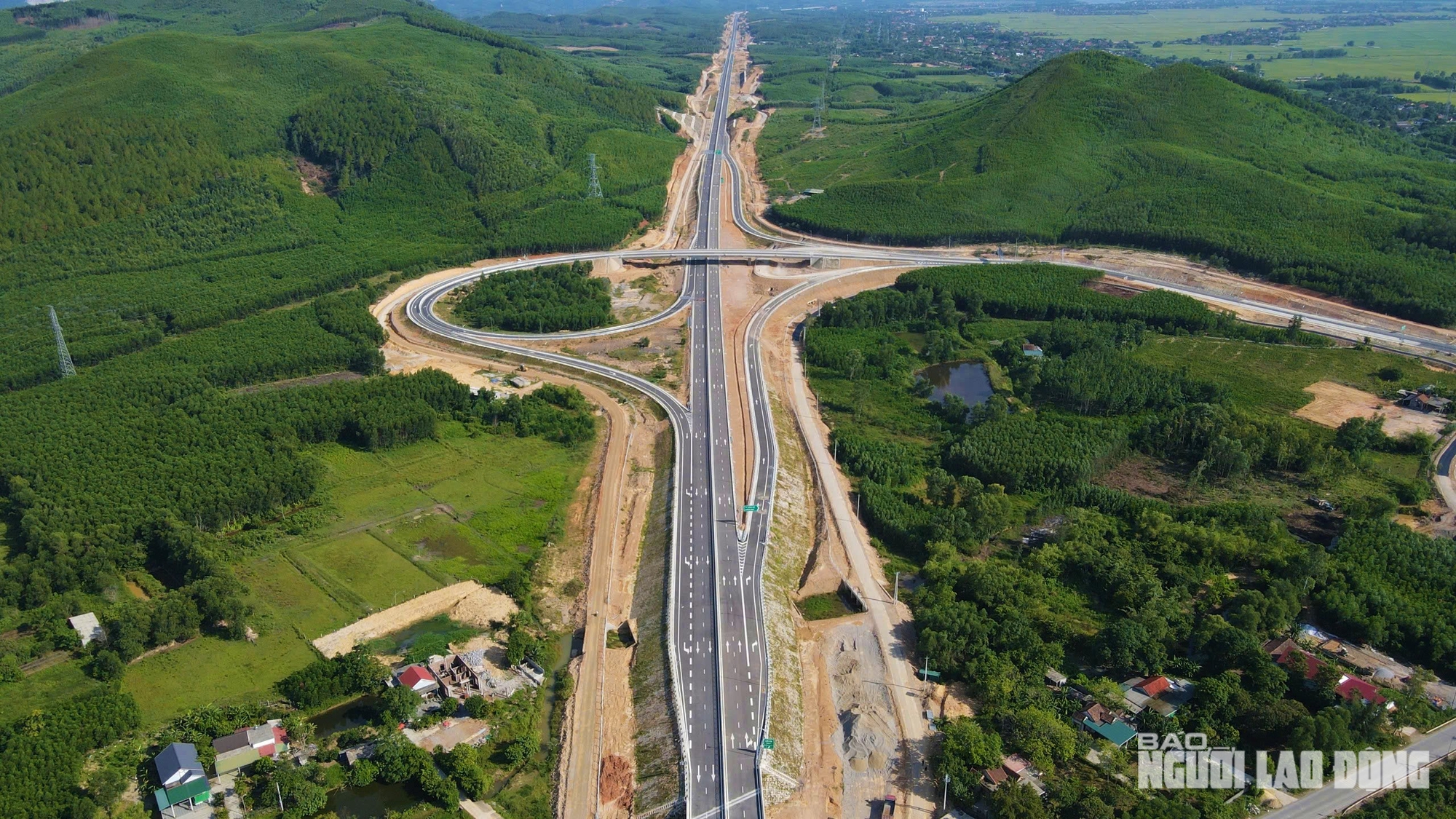 Ngắm đường cao tốc "xuyên núi, vượt sông" hơn 22.500 tỉ qua Quảng Trị trước giờ thông xe - Ảnh 17. Ngắm đường cao tốc "xuyên núi, vượt sông" hơn 22.500 tỉ qua Quảng Trị trước giờ thông xe - Ảnh 17.