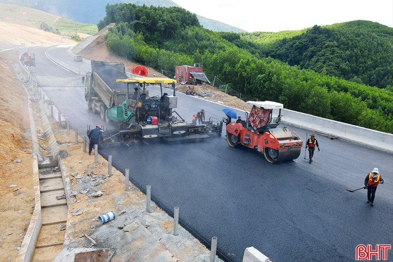 Từ ngày mai, một công trình hơn 12.000 tỷ đồng "xuyên núi" có 33 cây cầu của Việt Nam sẽ thông tuyến - Ảnh 4.