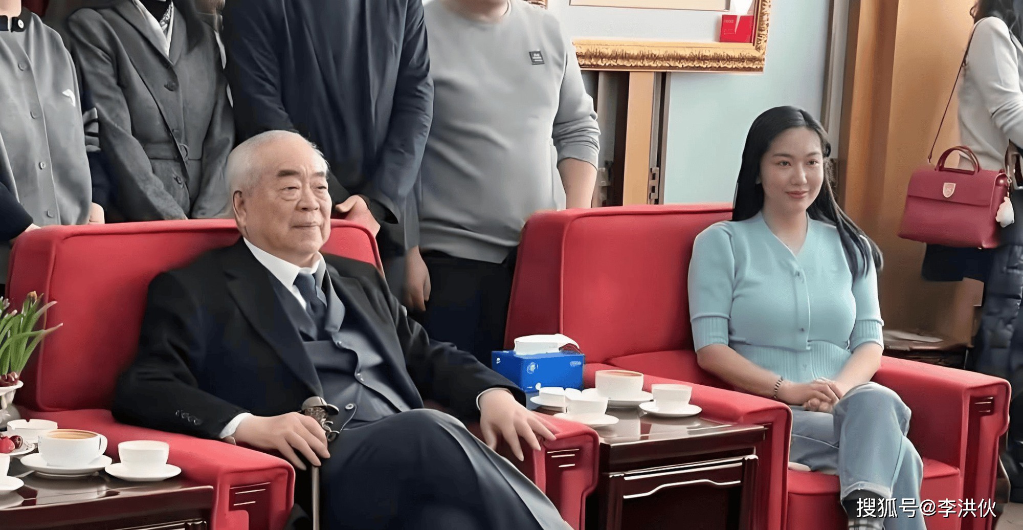 Đã có tung tích danh họa U90 nghi bị vợ người mẫu kém 50 tuổi bắt cóc thủ tiêu để chiếm đoạt 68 nghìn tỷ- Ảnh 1. Đã có tung tích danh họa U90 nghi bị vợ người mẫu kém 50 tuổi bắt cóc thủ tiêu để chiếm đoạt 68 nghìn tỷ- Ảnh 1.