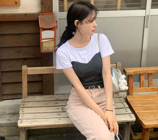 Bức ảnh chiếc v&iacute; r&aacute;ch với 2 tờ 5000 đồng phơi b&agrave;y &ldquo;mặt tối&rdquo; h&ocirc;n nh&acirc;n- Ảnh 3.