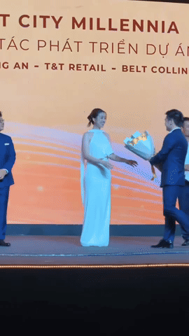Khoảnh khắc tình bể bình của Đỗ Mỹ Linh và chủ tịch CLB Hà Nội giữa sự kiện, netizen "lụi tim" vì quá ngọt ngào - Ảnh 1. Khoảnh khắc tình bể bình của Đỗ Mỹ Linh và chủ tịch CLB Hà Nội giữa sự kiện, netizen "lụi tim" vì quá ngọt ngào - Ảnh 1.
