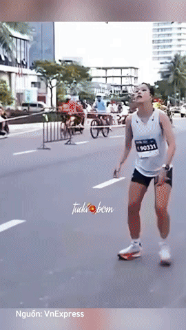 Nữ VĐV marathon kiệt sức loạng choạng vẫn cố lết về đích dẫn tới đổ gục gây tranh cãi dữ dội- Ảnh 1. Nữ VĐV marathon kiệt sức loạng choạng vẫn cố lết về đích dẫn tới đổ gục gây tranh cãi dữ dội- Ảnh 1.